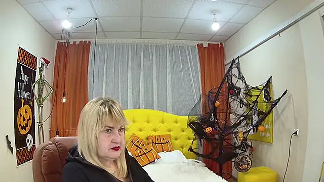 Snapshot of EmmaEllison chatting on October 17, 6:17 am EmmaEllison online show from October 17, 6:17 am
