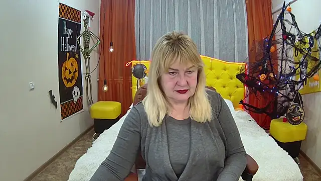 Snapshot of EmmaEllison chatting on October 21, 6:24 am EmmaEllison online show from October 21, 6:24 am