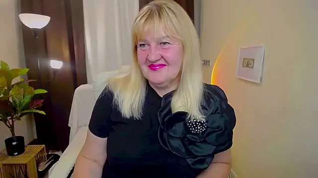Snapshot of EmmaEllison chatting on September 16, 11:55 am EmmaEllison online show from September 16, 11:55 am