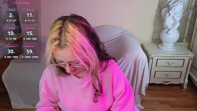 JuicyLullu online show from December 1, 11:55 am