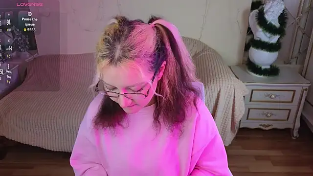 JuicyLullu online show from December 17, 11:37 am