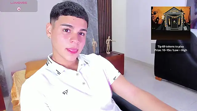 Snapshot of james_jonnes chatting on October 5, 8:21 pm james jonnes online show from October 5, 8:21 pm