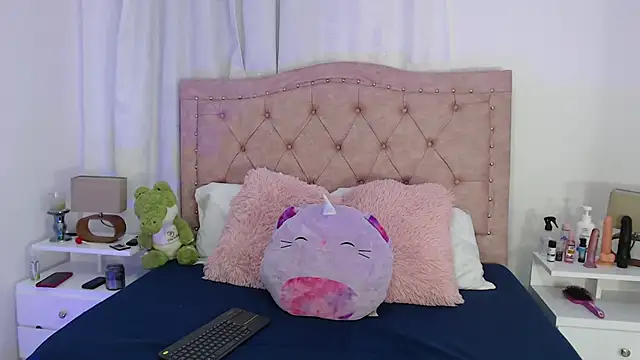 Snapshot of sweet_caandyy chatting on October 28, 5:18 am sweet caandyy online show from October 28, 5:18 am