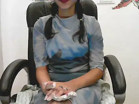 Snapshot of short_girl_ chatting on June 21, 4:46 pm short girl online show from June 21, 4:46 pm
