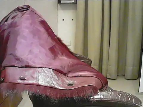 short girl  online show from January 18, 1:25 pm