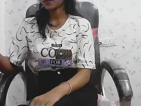 short girl  online show from April 8, 5:03 pm