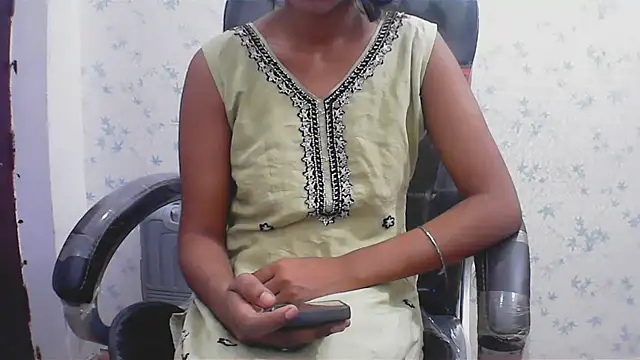 short girl  online show from April 18, 5:37 pm