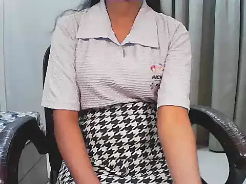 Snapshot of short_girl_ chatting on November 16, 4:45 pm short girl online show from November 16, 4:45 pm