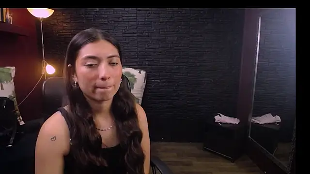 Snapshot of Lizzie_Collin chatting on October 1, 1:37 pm Lizzie Collin online show from October 1, 1:37 pm
