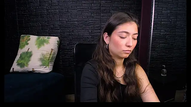 Snapshot of Lizzie_Collin chatting on October 21, 2:05 pm Lizzie Collin online show from October 21, 2:05 pm