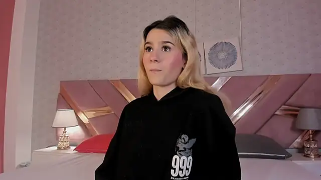 ChloeLaurentt online show from December 3, 12:59 pm