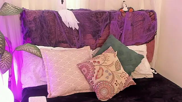 Keiiry  online show from October 24, 8:08 pm