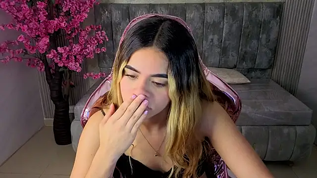 Snapshot of lilith4_s chatting on October 23, 10:36 am lilith4 s online show from October 23, 10:36 am