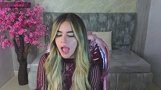 Snapshot of lilith4_s chatting on November 1, 8:36 pm lilith4 s online show from November 1, 8:36 pm