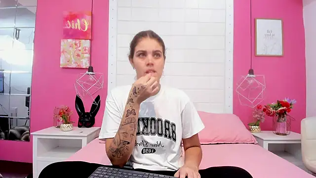Snapshot of isabel_09 chatting on May 15, 7:01 pm isabel 09 online show from May 15, 7:01 pm