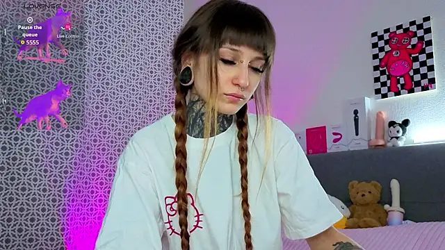 LilithPoison online show from February 5, 6:15 pm