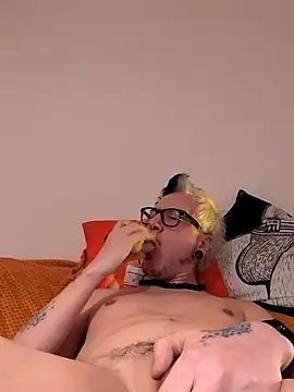 Snapshot of cruiserpup chatting on December 1, 6:53 pm cruiserpup online show from December 1, 6:53 pm