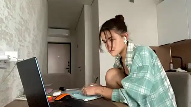 Snapshot of FavorLeila chatting on September 28, 1:18 pm FavorLeila online show from September 28, 1:18 pm
