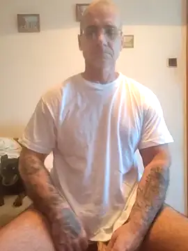 Snapshot of chcem1975 chatting on October 4, 7:32 am chcem1975 online show from October 4, 7:32 am