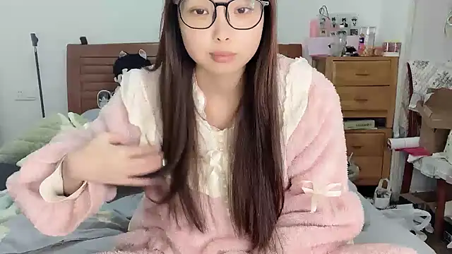 Snapshot of Akong11 chatting on November 18, 2:27 am Akong11 online show from November 18, 2:27 am