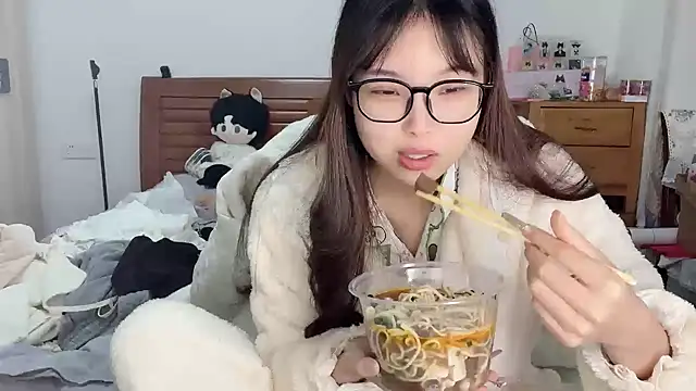 Snapshot of Akong11 chatting on November 25, 2:45 am Akong11 online show from November 25, 2:45 am