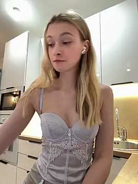 FriendlyFire 18 online show from April 8, 9:27 pm