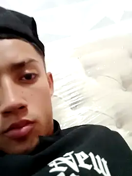 polylove18 online show from November 28, 7:25 pm