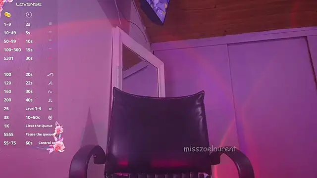 Snapshot of misszoelaurent chatting on October 14, 7:58 pm misszoelaurent online show from October 14, 7:58 pm