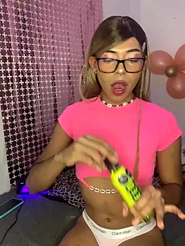Snapshot of Sweet_Tyra_Doll chatting on October 19, 8:28 am Sweet Tyra Doll online show from October 19, 8:28 am