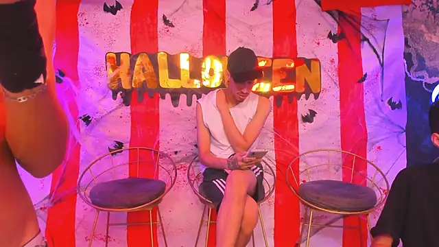 Juicy Creww online show from October 15, 1:30 pm