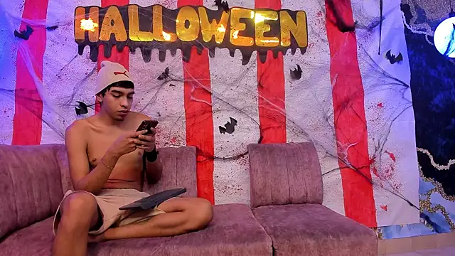 Juicy Creww online show from October 31, 9:06 am