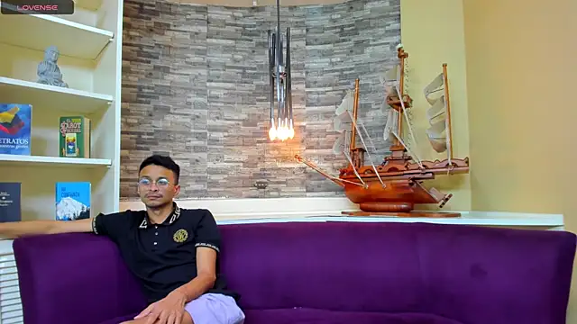 Juicy Creww online show from October 9, 10:16 am