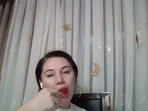 Snapshot of Lomivah chatting on November 15, 8:35 pm Lomivah online show from November 15, 8:35 pm