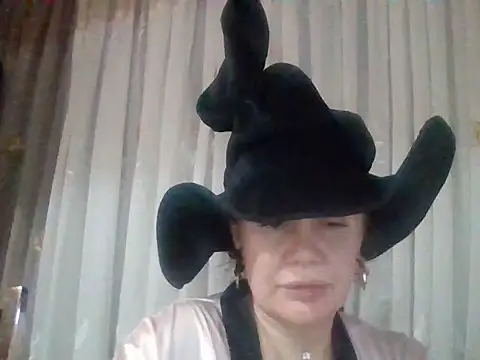 Snapshot of Lomivah chatting on October 31, 4:14 pm Lomivah online show from October 31, 4:14 pm