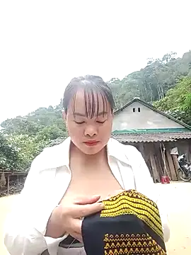 Snapshot of emilyzz chatting on November 17, 1:42 am emilyzz online show from November 17, 1:42 am