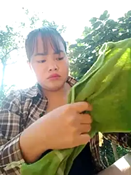 Snapshot of emilyzz chatting on November 22, 1:37 am emilyzz online show from November 22, 1:37 am