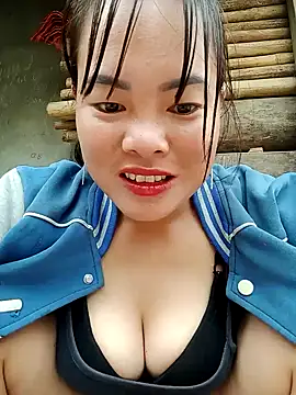 Snapshot of emilyzz chatting on October 26, 12:00 am emilyzz online show from October 26, 12:00 am