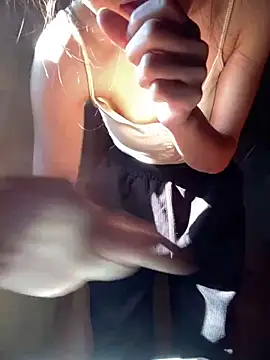 Snapshot of Bella_sexy98 chatting on December 1, 2:12 am Bella sexy98 online show from December 1, 2:12 am