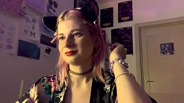 Snapshot of PinkVampire chatting on October 7, 8:43 pm PinkVampire online show from October 7, 8:43 pm