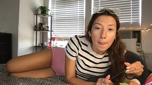 yoursweetestlilly online show from September 21, 11:32 pm