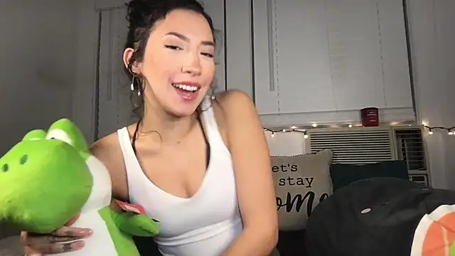 yoursweetestlilly online show from January 7, 3:44 am