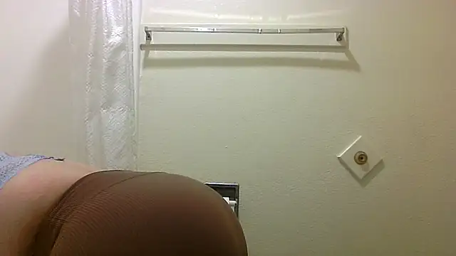 Snapshot of juiicy001 chatting on February 7, 1:41 pm juiicy001 online show from February 7, 1:41 pm