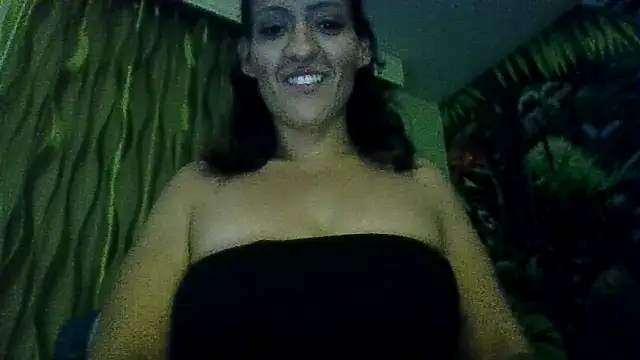 Snapshot of juiicy001 chatting on January 19, 1:37 pm juiicy001 online show from January 19, 1:37 pm