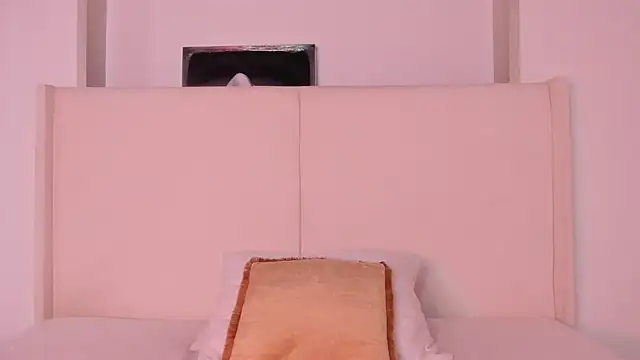 Sofi glow online show from April 16, 9:39 pm