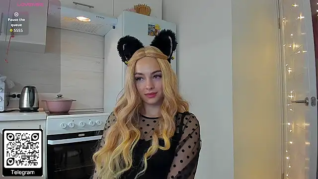 Snapshot of KristenHarrington chatting on December 17, 1:38 pm KristenHarrington online show from December 17, 1:38 pm