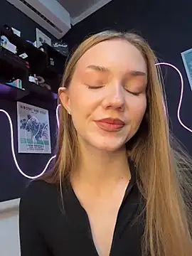 MilaMoone online show from March 1, 11:10 am