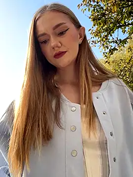 MilaMoone online show from November 8, 11:25 am