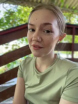 Snapshot of MilaMoone chatting on July 5, 12:12 pm MilaMoone online show from July 5, 12:12 pm