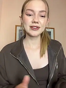 MilaMoone online show from December 5, 2:15 pm