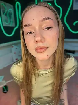 MilaMoone online show from April 18, 11:01 am